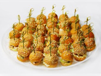 Канапе-слайдеры курица и бекон 20шт Канапе-слайдеры курица и бекон 20шт